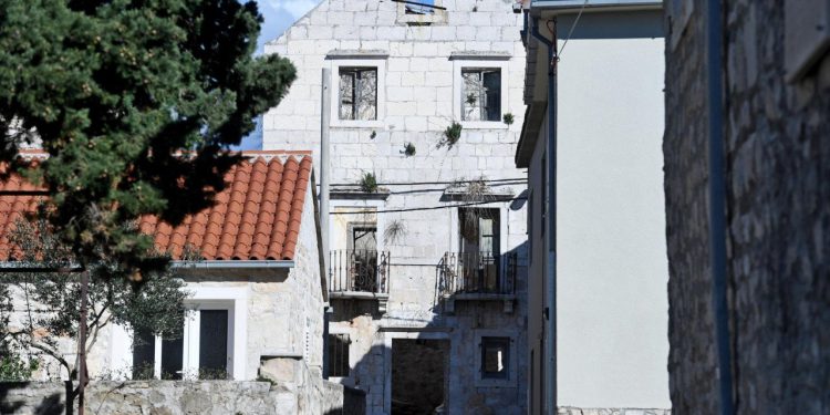 Slobodna Dalmacija – Cijelo mjesto liječi jedna sestra?! ‘Izgubljen je život, blokirat ćemo luku!’ Načelnik se pravda: ‘Bolovanje…’