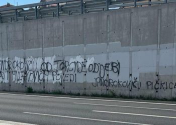 Slobodna Dalmacija – Dobro došli u Split! Na ulazu u grad osvanule uvredljive poruke upućene političarima: ‘Jandrokoviću odje*i od Torcide‘