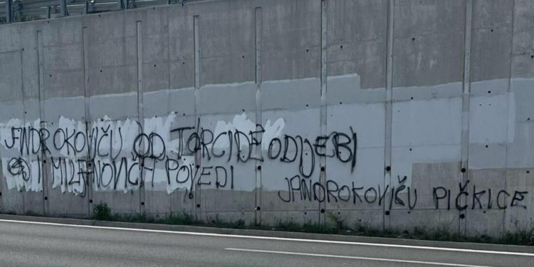 Slobodna Dalmacija – Dobro došli u Split! Na ulazu u grad osvanule uvredljive poruke upućene političarima: ‘Jandrokoviću odje*i od Torcide‘