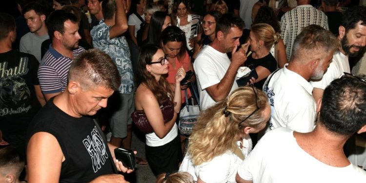 Slobodna Dalmacija – Dol na Braču priredio nezaboravnu Noć hrapoćuše. Stigao rekordan broj posjetitelja, pogledajte kako se feštalo do zore