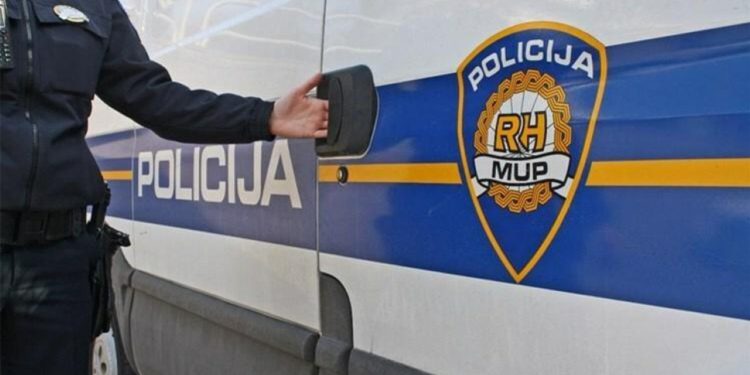 Slobodna Dalmacija – Društvenim mrežama širi se fotografija dostavljača koji je navodno silovao ženu u Vranjicu. Policija: ‘To je izmišljeno’