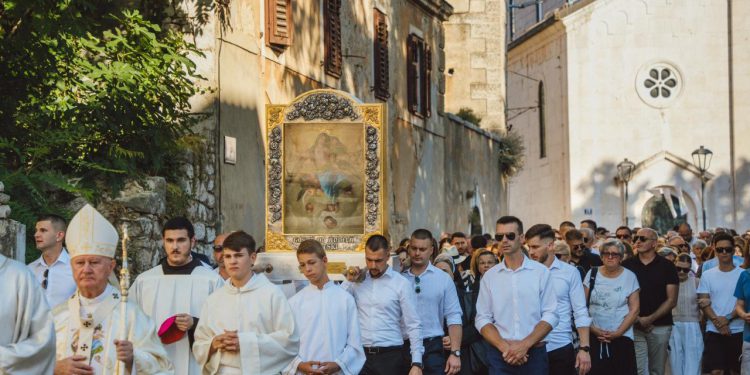 Slobodna Dalmacija – FOTO Na tisuće Imoćana i gostiju obilježilo Dan Grada, nadbiskup Križić predvodio misno slavlje, pogledajte prizore