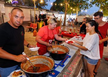 Slobodna Dalmacija – FOTO Splićani uživali u fiš-paprikašu: na Pazaru odzvanjali zvuci čardaša, skupili se brojni sladokusci, domaći i strani