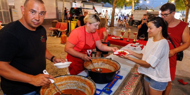 Slobodna Dalmacija – FOTO Splićani uživali u fiš-paprikašu: na Pazaru odzvanjali zvuci čardaša, skupili se brojni sladokusci, domaći i strani