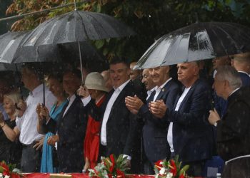 Slobodna Dalmacija – FOTO U Sinju pokisnuo i državni vrh: pogledajte kako su se protiv nevremena borili Milanović i supruga, Plenković…