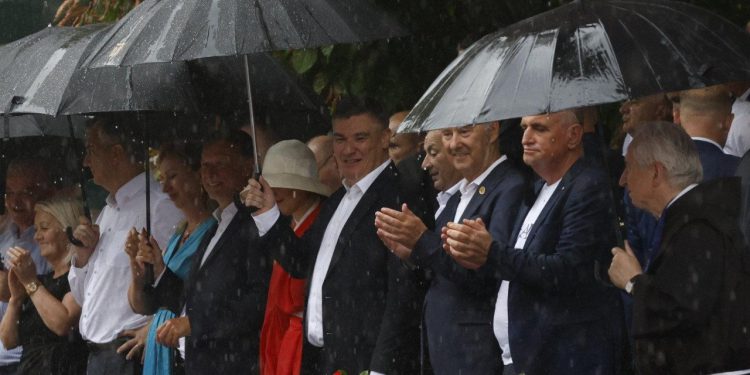 Slobodna Dalmacija – FOTO U Sinju pokisnuo i državni vrh: pogledajte kako su se protiv nevremena borili Milanović i supruga, Plenković…