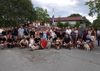 Slobodna Dalmacija – Fešta u Zagvozdu: plemićki grb, svećenici, liječnici… Luetići proslavili obljetnicu, 20 godina zajedništva i ponosa