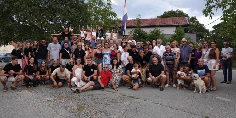 Slobodna Dalmacija – Fešta u Zagvozdu: plemićki grb, svećenici, liječnici… Luetići proslavili obljetnicu, 20 godina zajedništva i ponosa