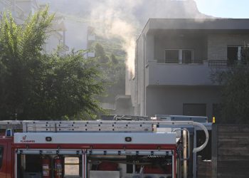 Slobodna Dalmacija – Gori obiteljska kuća u Podstrani! Vatrogasci stigli s tri vozila, pokušavaju spriječiti širenje vatre na okolne objekte