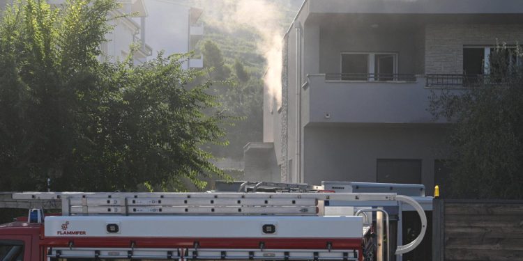 Slobodna Dalmacija – Gori obiteljska kuća u Podstrani! Vatrogasci stigli s tri vozila, pokušavaju spriječiti širenje vatre na okolne objekte