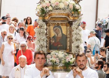 Slobodna Dalmacija – Gospina ikona s Pojišana donesena u katedralu, pratili je vjernici i pogledi začuđenih turista. Večeras velika procesija