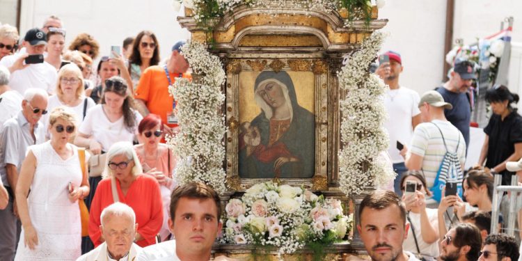 Slobodna Dalmacija – Gospina ikona s Pojišana donesena u katedralu, pratili je vjernici i pogledi začuđenih turista. Večeras velika procesija