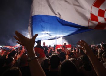 Slobodna Dalmacija – Gužve, prometni kolaps, ustašluk… Više od 150 tisuća ljudi sinoć je bilo na Thompsonovom koncertu