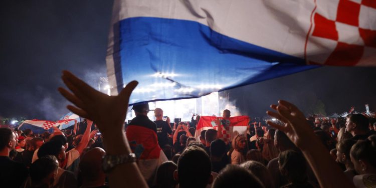 Slobodna Dalmacija – Gužve, prometni kolaps, ustašluk… Više od 150 tisuća ljudi sinoć je bilo na Thompsonovom koncertu