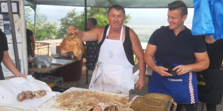 Slobodna Dalmacija – I u vrgoračkom kraju slavi se ‘ljetni Božić ‘! Doznajemo cijenu janjetine i kozletine: ‘Navisili smo ih 90 komada‘