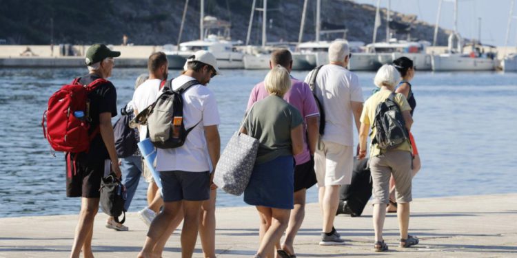 Slobodna Dalmacija – Imamo službene podatke! Pale turističke brojke na najvećem dalmatinskom otoku; ‘glavni grad’ izgubio 20 tisuća noćenja
