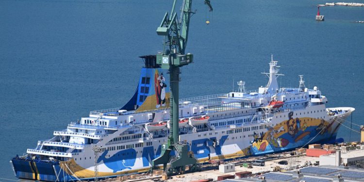 Slobodna Dalmacija – Inspekcije ‘Brodosplitu’ dale zeleno svjetlo za uklanjanje azbestnih panela s Moby Dree! Konačno se zna gdje će završiti