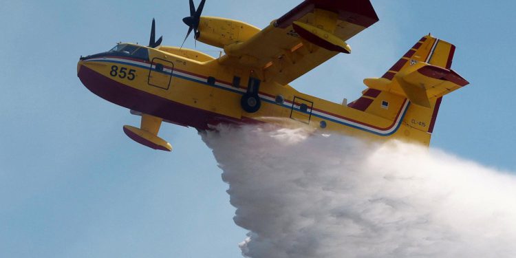 Slobodna Dalmacija – Još gori na Braču, na terenu su 63 vatrogasca s 22 vozila, pomaže im i kanader; ‘Sada je dobro, kako je bilo sinoć’