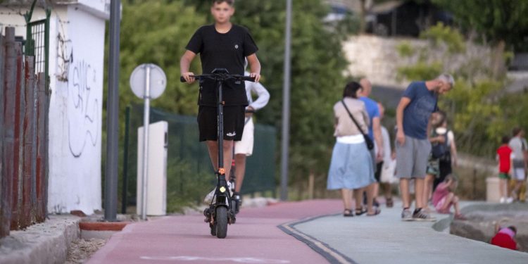Slobodna Dalmacija – Kad će prestat ovo ludilo!? Dječak teško nastradao nakon pada s romobila na Žnjanu; još je u splitskoj bolnici