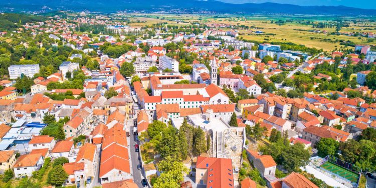 Slobodna Dalmacija – Kaos na prvoj sjednici Gradskog vijeća Sinja: većina se raspala prije nego je počela! Doznajemo detalje