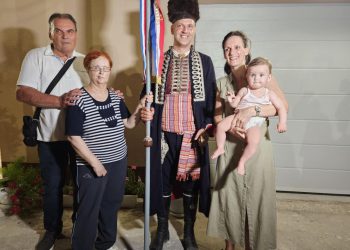 Slobodna Dalmacija – Kod slavodobitnika Talaje. ‘Uzjahao je konja kao trogodišnjak. Pao je, plakao nije. Samo je bilo bitno da mater ne zna’