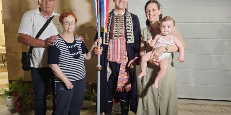 Slobodna Dalmacija – Kod slavodobitnika Talaje. ‘Uzjahao je konja kao trogodišnjak. Pao je, plakao nije. Samo je bilo bitno da mater ne zna’