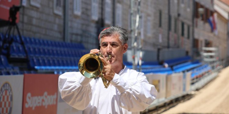 Slobodna Dalmacija – Legendarnog trubača dotuklo, nakon 30 godina propušta Alku? ‘Dat ću sve od sebe, ako ne budem mogao, imam asa u rukavu’