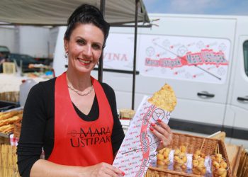 Slobodna Dalmacija – Mara Uštipak napekla vagon hrane, ali ne krije razočaranje: ‘Ljudi gladni, a policija me gasi! Grad nije bio spreman…’