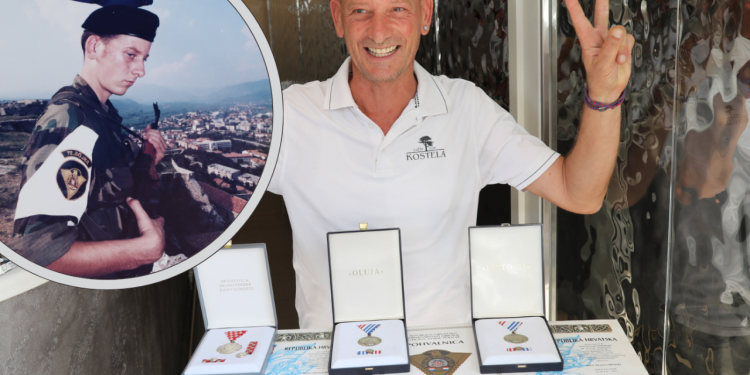 Slobodna Dalmacija – Mišo je među prvima ušao u Knin, a umalo je rat dočekao u uniformi JNA: ‘Tuđman mi je dao ruku, a Rađa zastavu Hajduka’