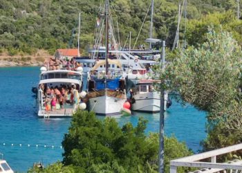 Slobodna Dalmacija – Mještanima vala u blizini Splita prekipjelo: ‘Ni ispred kuća se više ne kupamo! Nakon njihova desanta ništa nije isto’