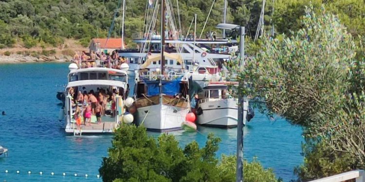 Slobodna Dalmacija – Mještanima vala u blizini Splita prekipjelo: ‘Ni ispred kuća se više ne kupamo! Nakon njihova desanta ništa nije isto’