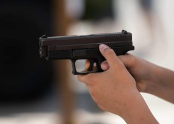 Slobodna Dalmacija – Mladić prestravio građane; kroz prozor auta mahao plastičnim pištoljem i repetirao ga! Zaustavila ga je policija…