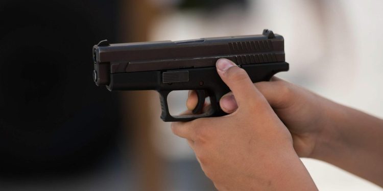 Slobodna Dalmacija – Mladić prestravio građane; kroz prozor auta mahao plastičnim pištoljem i repetirao ga! Zaustavila ga je policija…