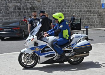 Slobodna Dalmacija – Motoristu kod Splita pao mrak na oči kad je vidio policiju! Udario po gasu, pa sletio s ceste! A sve zbog ovog…