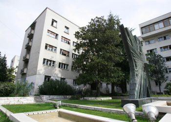 Slobodna Dalmacija – Muškarac pijan s puškom na ramenu šetao po svom balkonu u Splitu, sud odredio masnu kaznu