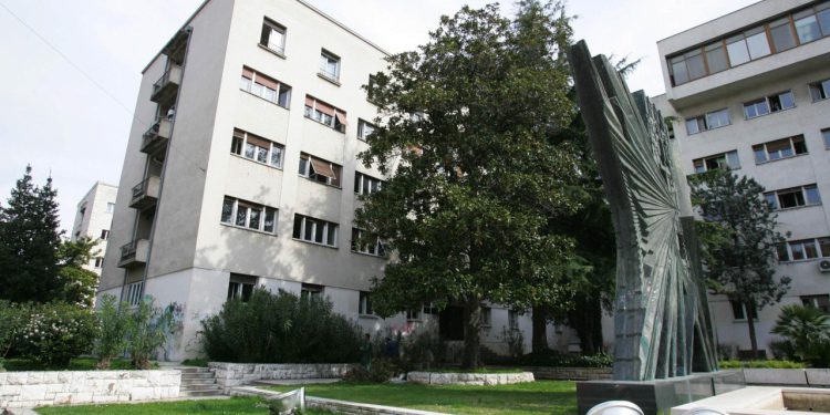 Slobodna Dalmacija – Muškarac pijan s puškom na ramenu šetao po svom balkonu u Splitu, sud odredio masnu kaznu