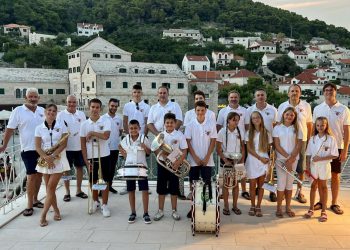 Slobodna Dalmacija – Na Braču su utihnule sve glazbe, osim ove; ljubav je to koja traje već 150 godina: ‘Vi ste naš ponos i glazbena duša…’