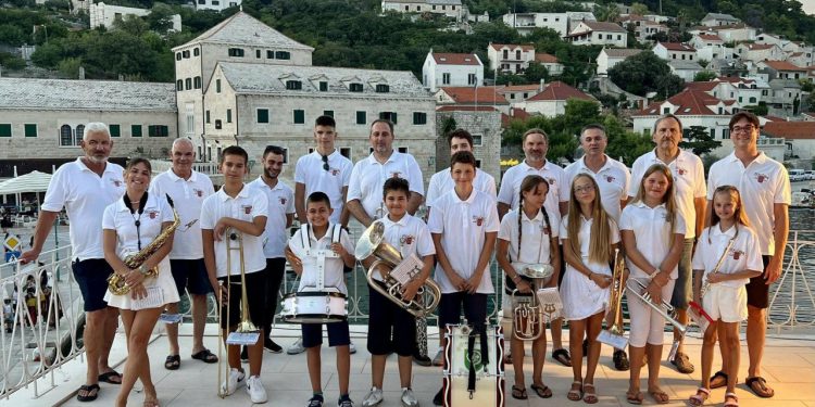 Slobodna Dalmacija – Na Braču su utihnule sve glazbe, osim ove; ljubav je to koja traje već 150 godina: ‘Vi ste naš ponos i glazbena duša…’