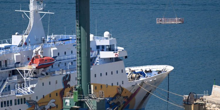 Slobodna Dalmacija – Na azbestnom brodu u škverskoj luci počelo uklanjanje namještaja, nakon toga slijedi ono od čega Splićani strahuju