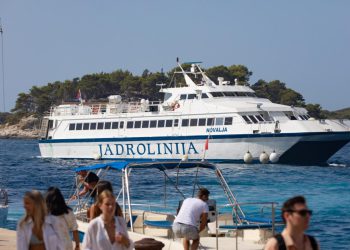 Slobodna Dalmacija – Na najpakleniji dan godine ostali bez klime?! ‘Jedva smo disali!’ Jadrolinija se ispričava: ‘Vrućina, puno putnika…’