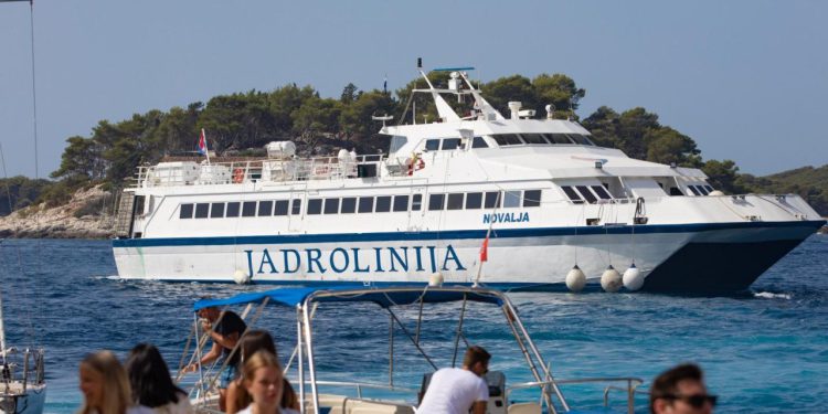Slobodna Dalmacija – Na najpakleniji dan godine ostali bez klime?! ‘Jedva smo disali!’ Jadrolinija se ispričava: ‘Vrućina, puno putnika…’