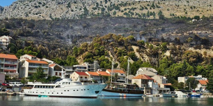 Slobodna Dalmacija – Nakon požara Kriljani ostali bez struje, brodari se iskazali divnom gestom: ‘Dođite se odmoriti, napunite mobitele…’