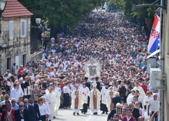 Slobodna Dalmacija – Ni kiša nije zaustavila rijeke hodočasnika, jedna je Majka Sinjska! Nadbiskup Križić: Marija nas nije nikada razočarala