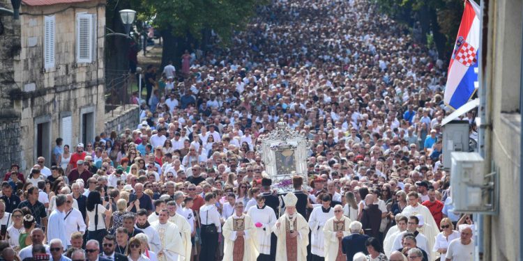 Slobodna Dalmacija – Ni kiša nije zaustavila rijeke hodočasnika, jedna je Majka Sinjska! Nadbiskup Križić: Marija nas nije nikada razočarala