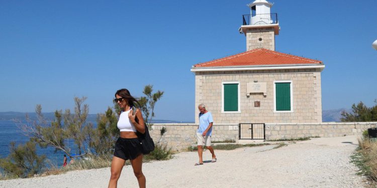 Slobodna Dalmacija – Oglašavaju najam romantičnog dalmatinskog svjetionika; noćenje je i do 160 eura, ali država im je pokvarila planove!