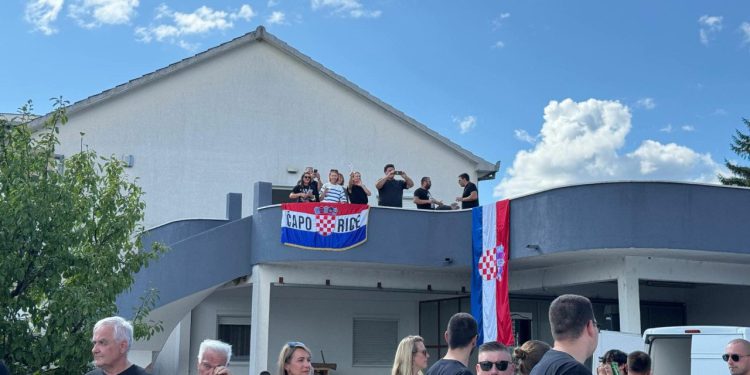 Slobodna Dalmacija – Oko hipodroma se stvorila dva ogromna reda