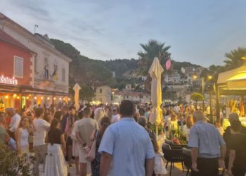 Slobodna Dalmacija – Otišli smo na proslavu Velike Gospe u Jelsi. Pogledajte kako se zabavljaju Hvarani i gosti, a tek iznenađenje za kraj…