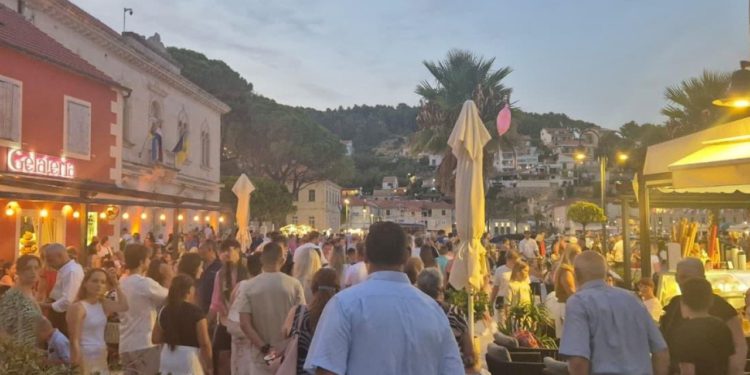 Slobodna Dalmacija – Otišli smo na proslavu Velike Gospe u Jelsi. Pogledajte kako se zabavljaju Hvarani i gosti, a tek iznenađenje za kraj…