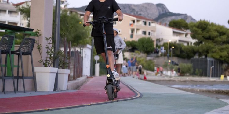 Slobodna Dalmacija – Ovako se to radi! Policajci oduzeli romobil djetetu, pa ‘opleli’ po roditeljima: ‘Podnosimo optužni prijedlog…’