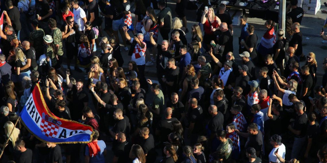 Slobodna Dalmacija – Ovo je jedno od najgorih iskustava na Hipodromu: ‘K’o da smo stoka, vratite novac! Gaženje, tjeranje, dijete s nama…’